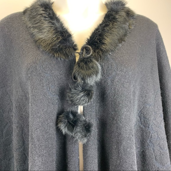 Faux fur pompom wrap cape - Picture 2 of 7